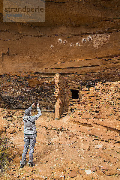 Wanderer beim Fotografieren  Ancestral Pueblo  bis zu 1.000 Jahre alt  Bears Ears National Monument  Utah  Vereinigte Staaten von Amerika