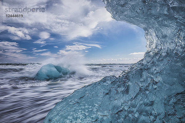 Blaues Eis und Eisberge mit plätscherndem Wasser bei Jokulsarlon  Südküste  Island