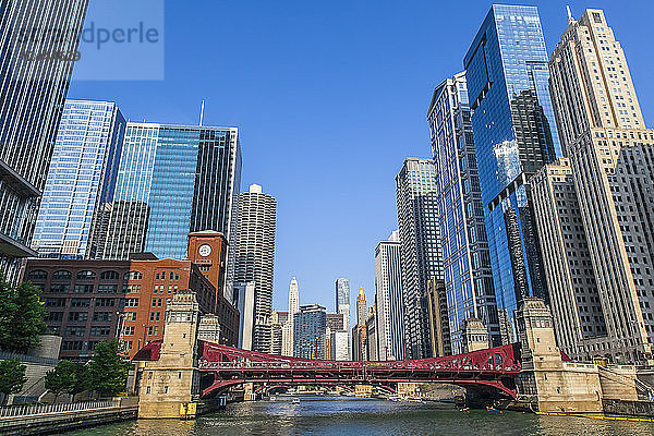 Gebäude in der Innenstadt von Chicago vom Chicago River an der LaSalle Street aus gesehen  Chicago  Illinois  Vereinigte Staaten von Amerika