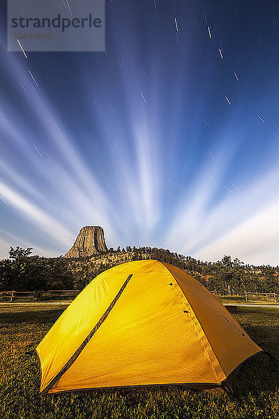 Leuchtend gelbe Zelt- und Sternenspuren  Devils Tower National Monument  Wyoming  Vereinigte Staaten von Amerika