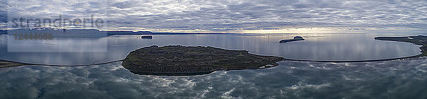Luftaufnahme und Panoramablick auf das Meer um Island  Hofsos  Island