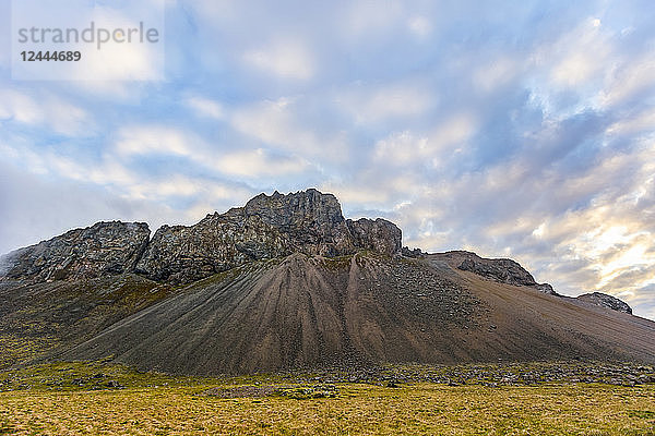 Eine zerklüftete felsige Berglandschaft bei Sonnenuntergang im Sommer  Island