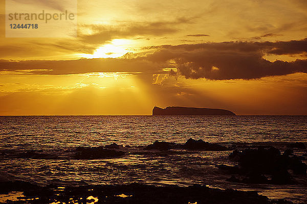 Maui Sonnenuntergang  Kahoolawe in der Ferne  Wailea  Maui  Hawaii  Vereinigte Staaten von Amerika