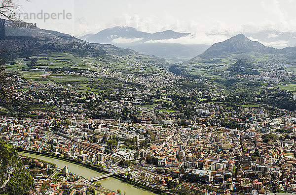 Aussichtspunkt auf die Stadt von der Sardana aus mit den Dolomiten im Hintergrund; Trient  Trentino  Italien