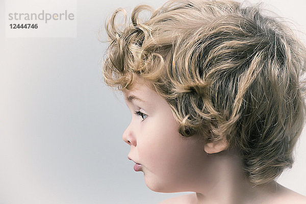 Profilporträt von der Seite eines niedlichen kleinen Jungen mit langem lockigem blondem Haar; Langley  British Columbia  Kanada
