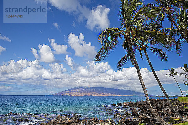 Blick auf die West Maui Mountains von Wailea aus  Wailea  Maui  Hawaii  Vereinigte Staaten von Amerika