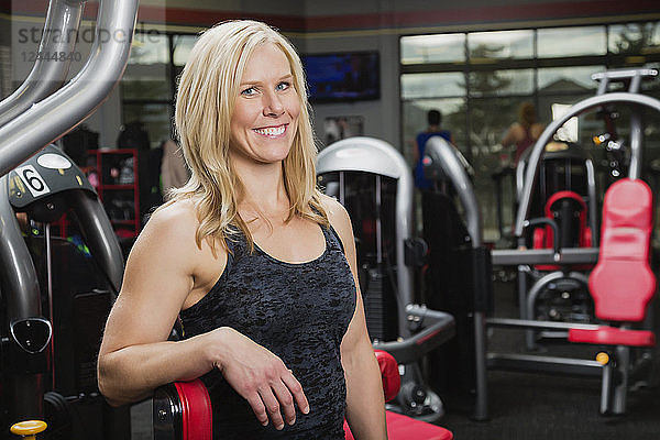 Porträt einer attraktiven Geschäftsfrau mittleren Alters  die einen Fitnessclub besitzt und Personal Trainerin ist  Spruce Grove  Alberta  Kanada