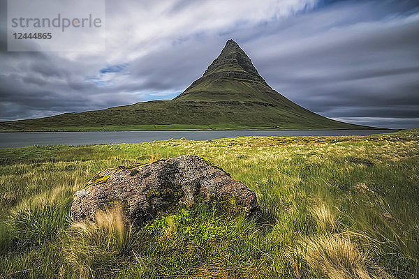 Dramatische Langzeitbelichtung über dem Kirkjufell  dem meistfotografierten Berg in Island  Halbinsel Snaefellsness  Island