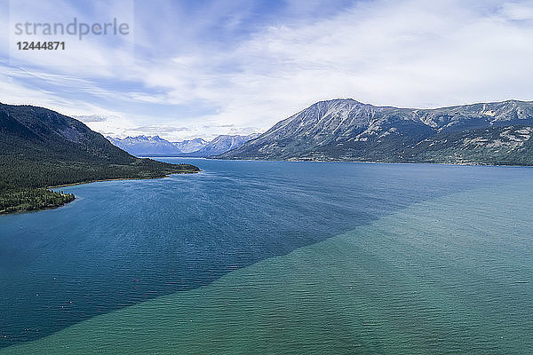 Der Farbunterschied des Bennett Lake  an dem die Stadt Carcross liegt  Carcross  Yukon Territory  Kanada