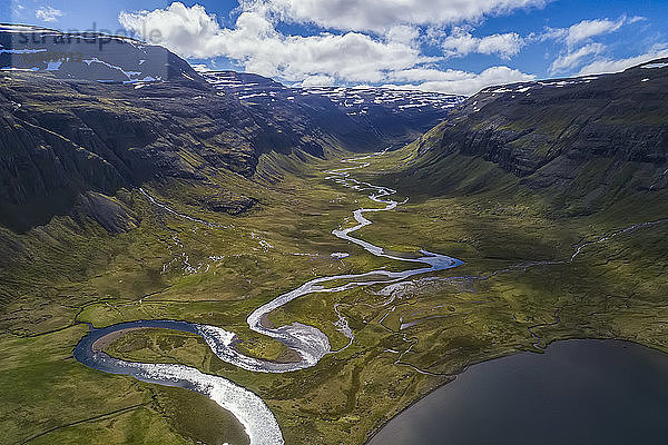 Luftaufnahme des sich zum Meer windenden Flusses in den isländischen Westfjorden  Island