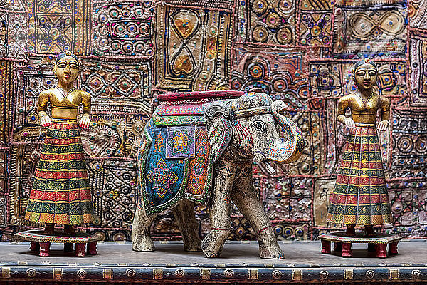 Ausgestellte Figuren von traditionellen indischen Frauen und einem Elefanten  Jaisalmer  Rajasthan  Indien