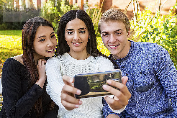 Drei befreundete Universitätsstudenten machen ein Selbstporträt mit einem Smartphone  Edmonton  Alberta  Kanada