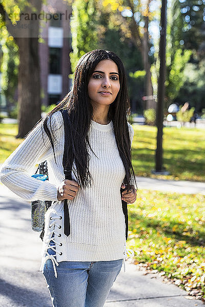 Porträt einer jungen Universitätsstudentin libanesischer Abstammung auf dem Campus  Edmonton  Alberta  Kanada