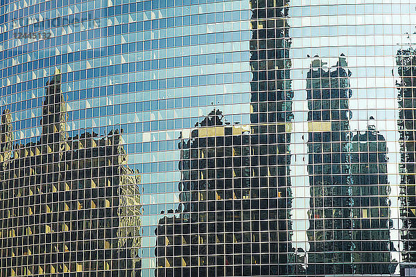 Spiegelung von Wolkenkratzern in der Glasfassade eines Gebäudes  Chicago  Illinois  Vereinigte Staaten von Amerika