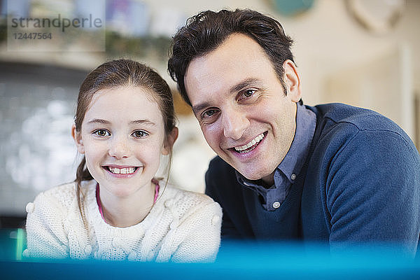 Portrait lächelnder Vater und Tochter