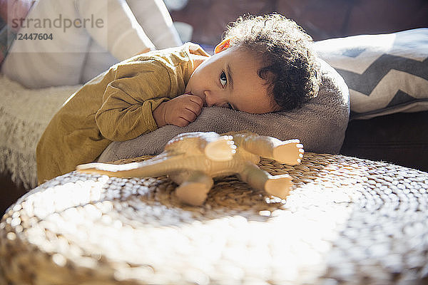 Müdes  süßes Baby lutscht am Daumen