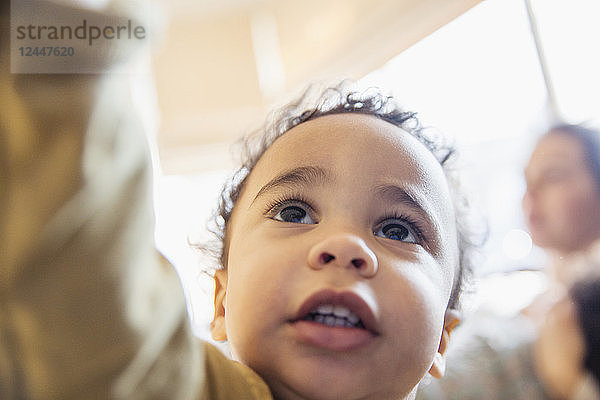 Nahaufnahme eines niedlichen  neugierigen kleinen Jungen  der nach oben schaut