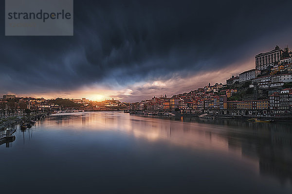 Fluss Douro und die Altstadt von Porto in Portugal