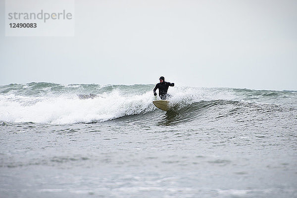 Wintersurfen an einem bemerkenswerten Surfspot in Newport  Rhode Island