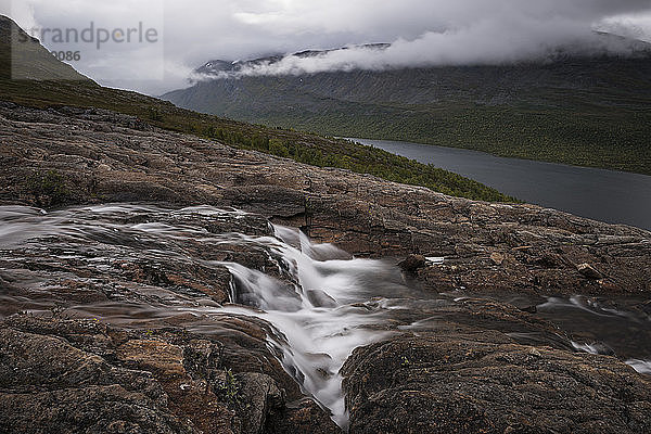 Gebirgsfluss oberhalb des Sees Teusajaure  Kungsleden-Weg  Lappland  Schweden