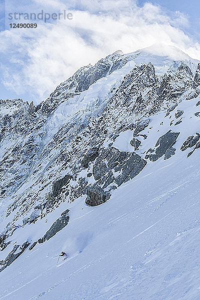 Skifahrer im Tiefschnee mit der Petite Verte im Hintergrund