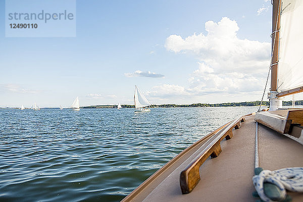 Klassische hölzerne Katboote segeln an einem Sommernachmittag auf der Narragansett Bay