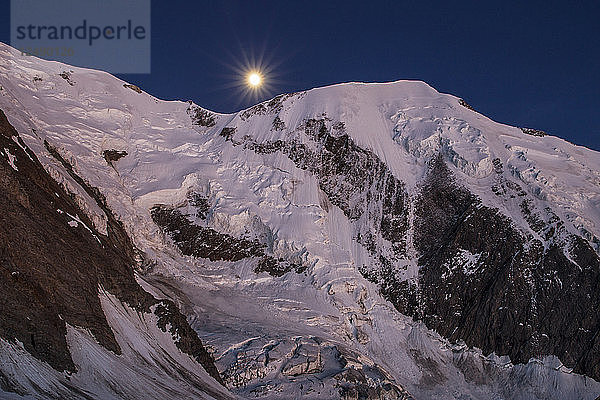 Aiguille De Bionnassay bei Nacht im Mont-Blanc-Massiv