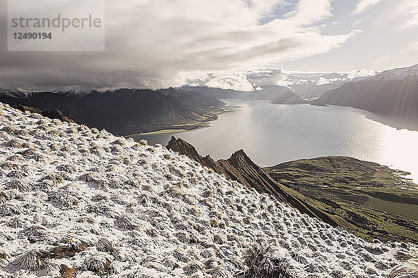 Lake Hawea mit Schnee über dem Berg  Neuseeland