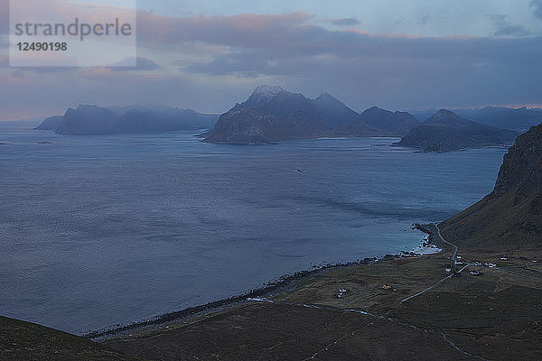 Blick über Myrland vom Gipfel des M??ntind  Flakstad??y  Lofoten  Norwegen