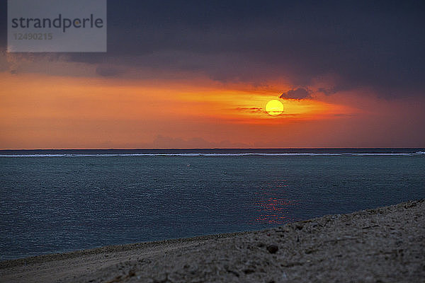 Ein Sonnenuntergang auf der kleinen Insel Gili Air  Indonesien.