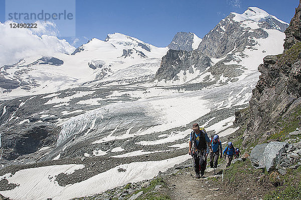 Alpinist kurz vor der Ankunft in der Britanniahütte oberhalb von Saas Fee