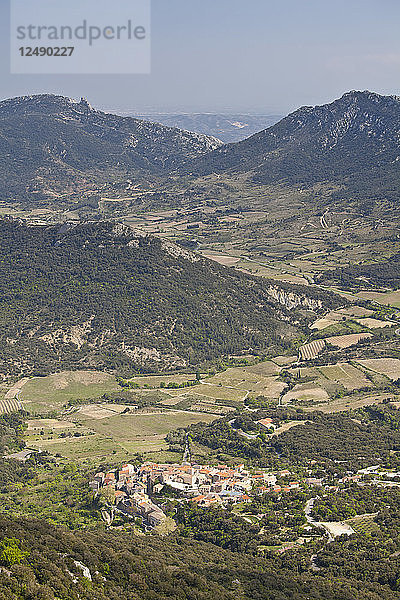 Blick von der Katharerburg Peyrepertuse hinüber nach Duilhac Sous Peyrepertuse im Languedoc-Roussillon