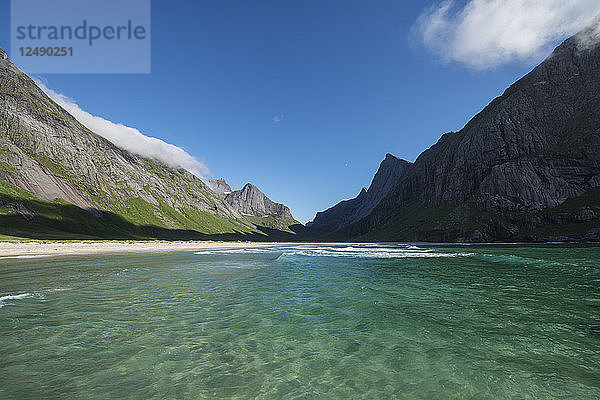 Azurblaues arktisches Wasser am Strand von Horseid  Moskenes??y  Lofoten-Inseln  Norwegen