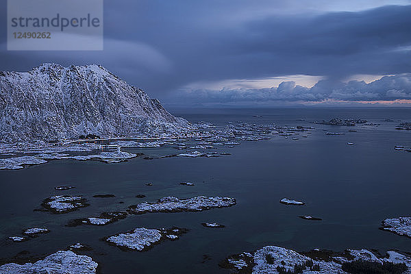 Der Steinstind-Gipfel erhebt sich über dem Dorf Steine im Winter  Vestv?-g??y  Lofoten  Norwegen