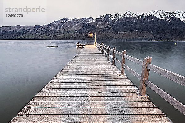 Ein Dock in der Dämmerung am Lake Wakatipu  Glenorchy  Neuseeland