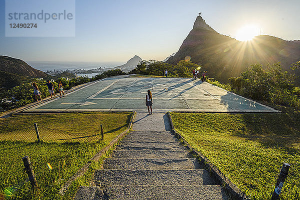 Blick vom Mirante Dona Marta auf den Berg Corcovado  Rio de Janeiro  Brasilien