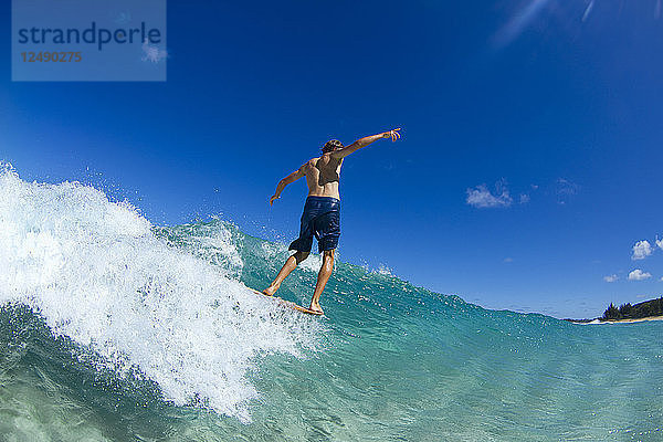 Lucas Dirske beim Bodysurfen auf der Pupukea Sandbar an der Nordküste von Oahu