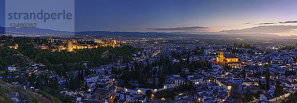 Beleuchtete Ansicht der Alhambra zur Altstadt von Granada  Andalusien  Spanien