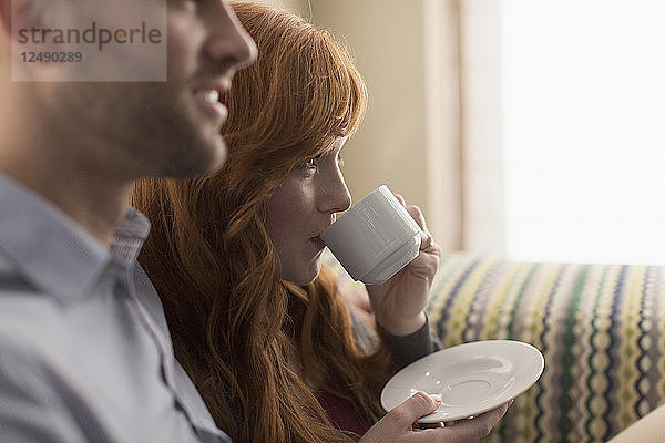 Ein hübsches junges Paar genießt einen Kaffee.
