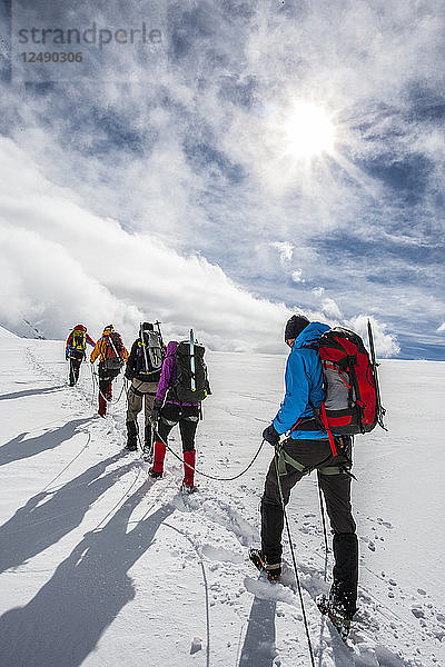 Eine Gruppe von Alpinisten beginnt den Aufstieg zum Breithorn