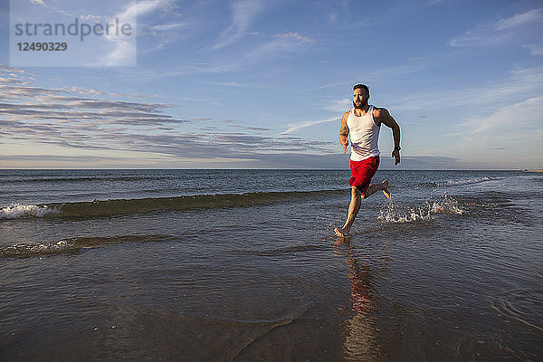 Mixed Martial Arts (MMA)-Kämpfer Sean Lally läuft am Strand von Cape Cod.