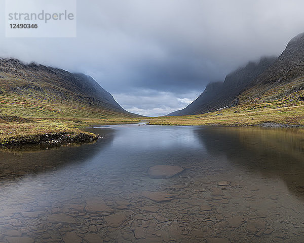 Der Fluss fließt durch das malerische Syterskalet-Gebirgstal in der Nähe der Viterskals-Hütte  Kungsleden-Weg  Lappland  Schweden