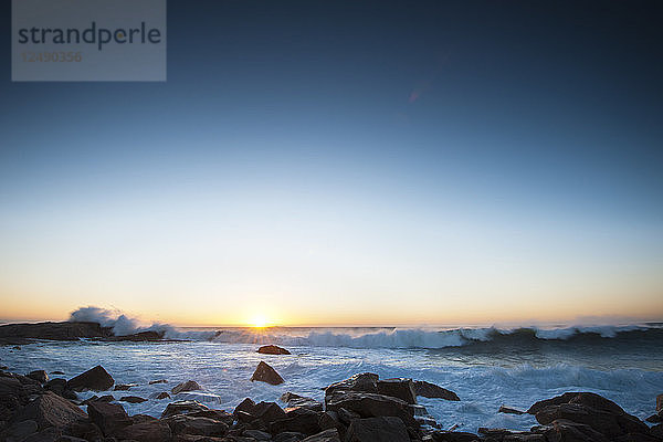 Wellenbewegung entlang der felsigen Küste von Rhode Island bei Sonnenaufgang