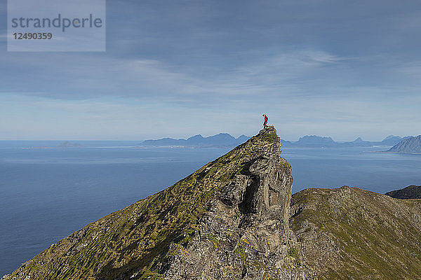 Wanderin beim Abstieg über einen steilen Grat auf dem Weg zum Matmora-Gipfel  Austv?-g??y  Lofoten  Norwegen