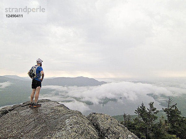 Ein Wanderer steht auf dem Gipfel des Borestone Mountain  Maine.