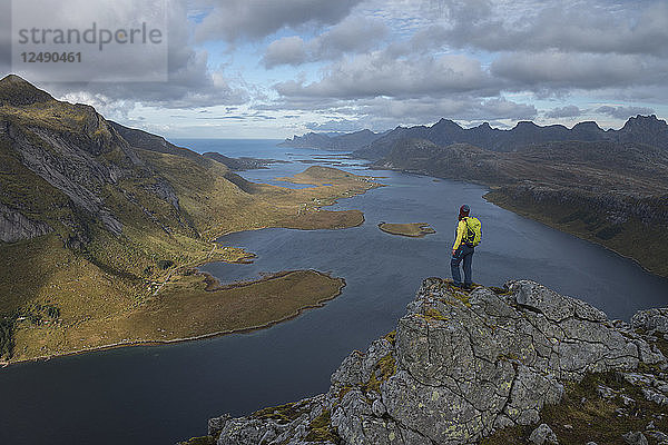 Wanderin genießt den Blick über Selfjord vom Gipfel des Tverrfjellet  Lofoten  Norwegen