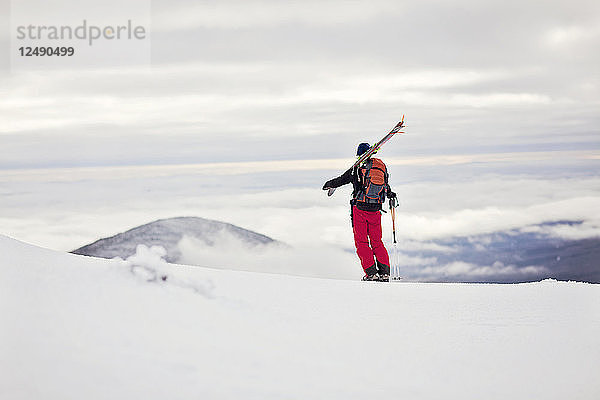 Ein Skitourengeher genießt die Aussicht vom Burnt Mountain in Maine.
