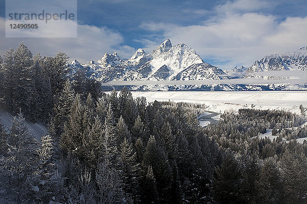 Die Tetons erheben sich über dem Snake River im Grand Teton National Park  Wyoming  unter Neuschnee.