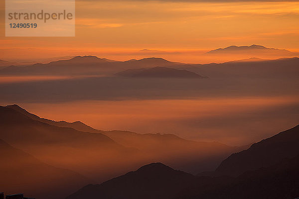 Nebliger Berg bei Sonnenuntergang in La Parva  Chile