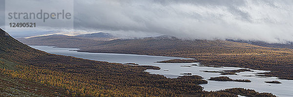 Inseln und Herbstfarben des Sees T?§rnasj??n  Kungsleden-Pfad  Lappland  Schweden